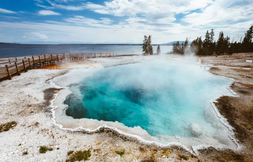 time to visit Yellowstone National Park is in winter